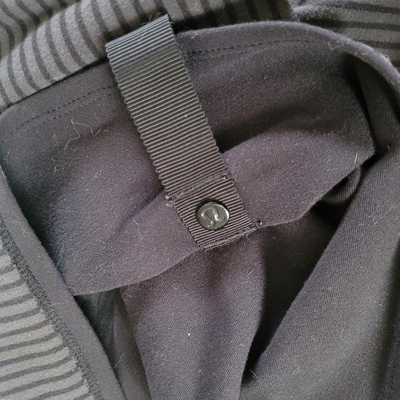 LULULEMON Vinyasa scarf in black/grey stripe / solid black one size - Picture 2 of 3